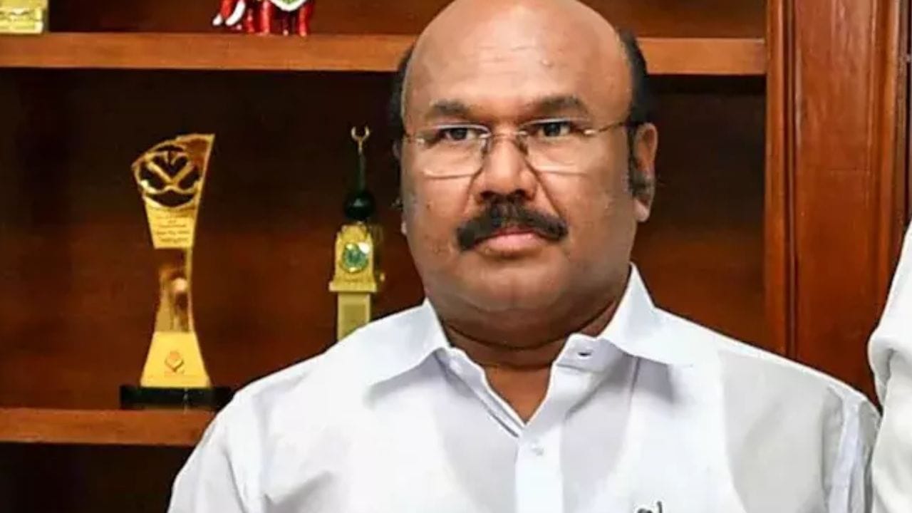 ராயபுரம் சட்டமன்ற தொகுதியை எடுத்துக் கொண்டால், 1977 ஆம் ஆண்டிலிருந்து அதிமுக ஐந்து முறையும், திமுக ஆறு முறையும் வெற்றி பெற்றுள்ளது குறிப்பிடத்தக்கது. எனவே, இந்த தொகுதியில் அதிமுக மற்றும் திமுக இடையே கடுமையான போட்டி நிலவி வருகிறது. அதிமுகவைப் பொருத்தவரையில், ஜெயக்குமார் 1991, 2001, 2006, 2011, 2016 ஆகிய ஆண்டுகளில் நடைபெற்ற சட்டமன்றத் தேர்தல்களில் வெற்றி பெற்றது குறிப்பிடத்தக்கது. அதேபோல் திமுகவில் பொன்னுரங்கம், மதிவாணன், தற்போது ஐ. ட்ரீம் மூர்த்தி ஆகியோர் சட்டமன்ற உறுப்பினர்களாக இருந்து வருகின்றனர்.