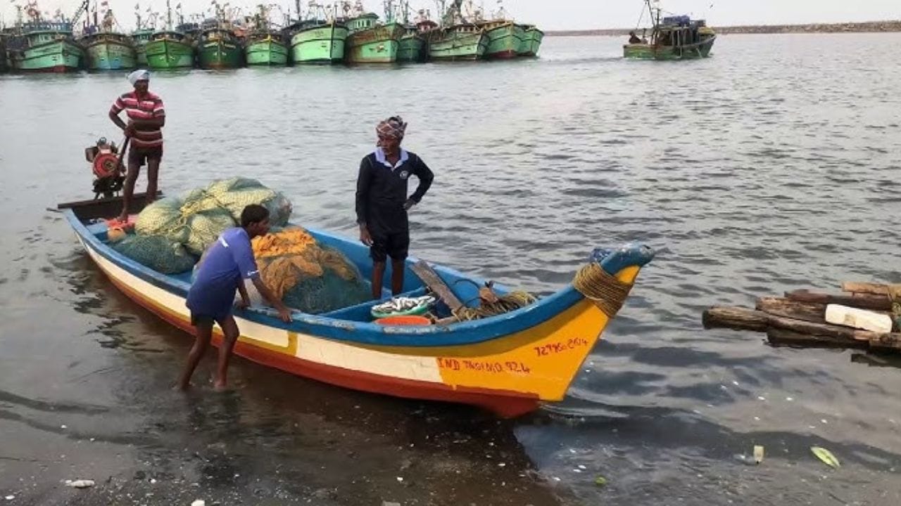 வடசென்னையின் பழமையான குடியிருப்பு பகுதிகளில் ஒன்றாக ராயபுரம் விளங்குகிறது. இதில் மீனவ சமூக மக்கள் அதிகம் உள்ளனர். சென்னை துறைமுகம் மற்றும் ரயில் நிலையம் அருகே இருப்பதால் துறைமுகம் மற்றும் தொழிலாளர் வாழ்க்கை முறை இங்கு அதிகம் காணப்படுகிறது.