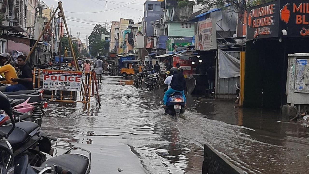 இந்த தொகுதியில் பொதுவாக மழைக்காலங்களில் ஏற்படக்கூடிய வெள்ளப்பெருக்கு மக்கள் மத்தியில் முக்கிய பிரச்சினையாக முன்வைக்கப்படுகிறது. ஒவ்வொரு பருவமழைக் காலத்திலும் ராயபுரத்தில் பல்வேறு வீடுகளில் தண்ணீர் புகும் அவல நிலை இருந்து வருகிறது.
