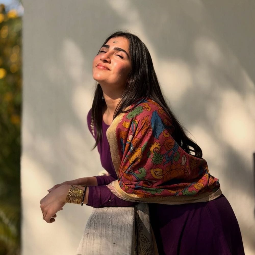 கன்னட சினிமாவின் மூலம் ஒட்டுமொத்த இந்திய அளவிற்கு பிரபலமானவர் நடிகை ருக்மிணி வசந்த். இவர் கடந்த 2023ம் ஆண்டில் வெளியான சப்த சாகரதாச்சே எல்லோ என்ற படத்தின் மூலம் ரசிகர்களின் மனதில் இடம்பிடித்திருந்தார். இப்படம் இவருக்கு வெற்றியை கொடுக்க இதன் 2வது பாகத்திலும் நடித்திருந்தார்.