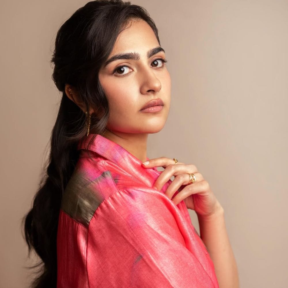 நடிகை ருக்மிணி வசந்த் பேசுகையில், சாதாரணமாகவே நான் ரொம்பவே ஓவர்திங் பண்ணுவேன். எல்லா விஷயத்திலும் ஓவர்திங் பண்ணுவேன். நா அப்படி ஓவர்திங் பண்ணி என்னையே மறந்துவிடுவேன். அதை மாற்றவேண்டும் என நினைக்கிறேன் என கூறினார்.