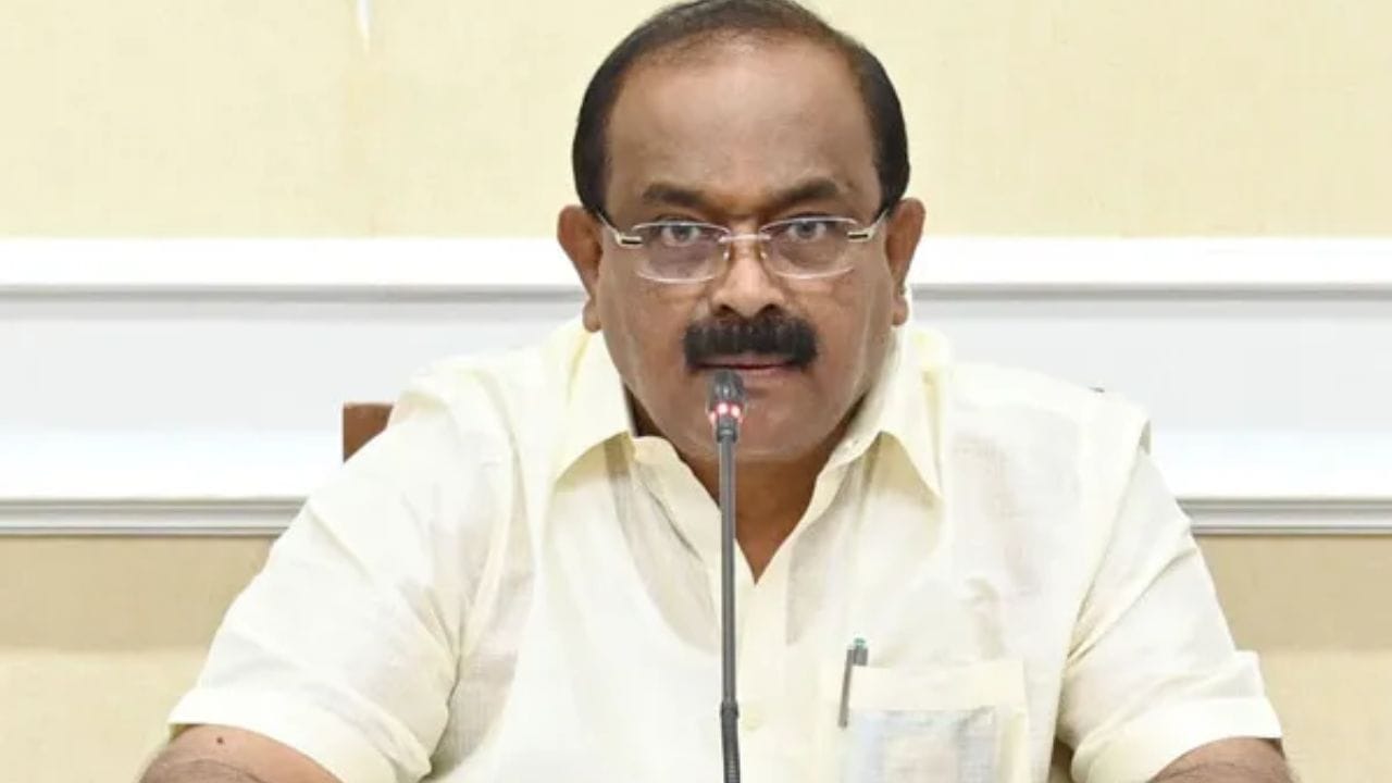 தமிழக அமைச்சரவையில்  உணவு மற்றும் குடிமைப் பொருட்கள் வழங்கல் துறை அமைச்சராக இருந்து வருபவர் ஆர். சக்கரபாணி.  இவர்,  கடந்த 1961- ஆம் ஆண்டு  ஏப்ரல் 10-ஆம் தேதி பிறந்தார்.  இவர்,  திராவிட முன்னேற்றக் கழகத்தில் இணைந்து  1996- ஆம் ஆண்டு நடைபெற்ற சட்டமன்ற தேர்தலில்  ஒட்டன்சத்திரம்  சட்டமன்ற தொகுதியில்  வேட்பாளராக களம் இறக்கப்பட்டார்.  அப்போது  தன்னை எதிர்த்து போட்டியிட்ட அதிமுக வேட்பாளர்  செல்லமுத்துவை  58.57 சதவீத வாக்குகள் பெற்று  வெற்றியை பதிவு செய்தார்.