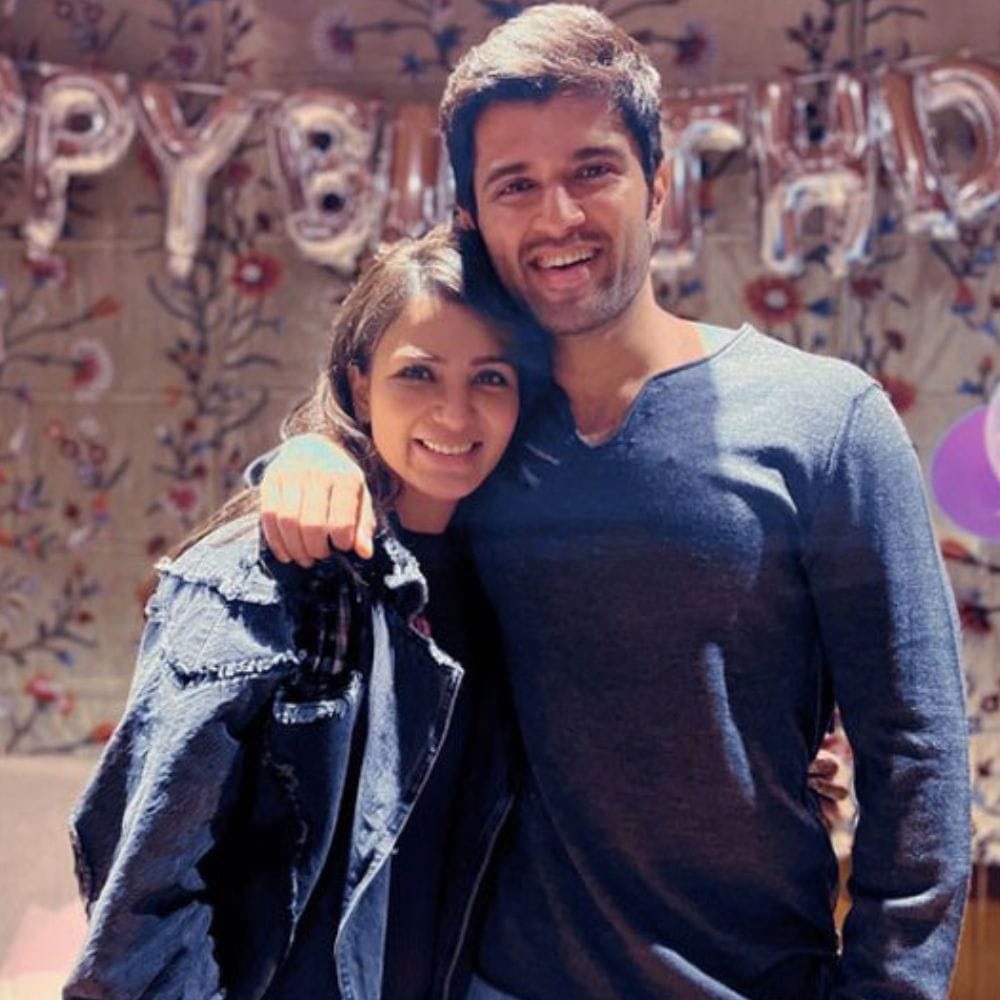 நடிகை சமந்தா ரூத் பிரபு, சிறந்த ஆண் மகனுக்கான எடுத்துக்காட்டாக நடிகர் விஜய் தேவரகொண்டா என தெரிவித்திருந்தார். மேலும் விஜய் தேவரகொண்டாவிற்கு எந்த கேட்ட பழக்கங்களும் இல்லை, ஒரு பார்ட்டியில் கூட குடிக்கமாட்டார். வீட்டை விட்டும் பெரிதாக வெளியே செல்லவும் மாட்டார். ஒரு நல்ல ஆண்மகனுக்கு எடுத்துக்காட்டே அவர்தான் என அதில் தெரிவித்திருந்தார்.