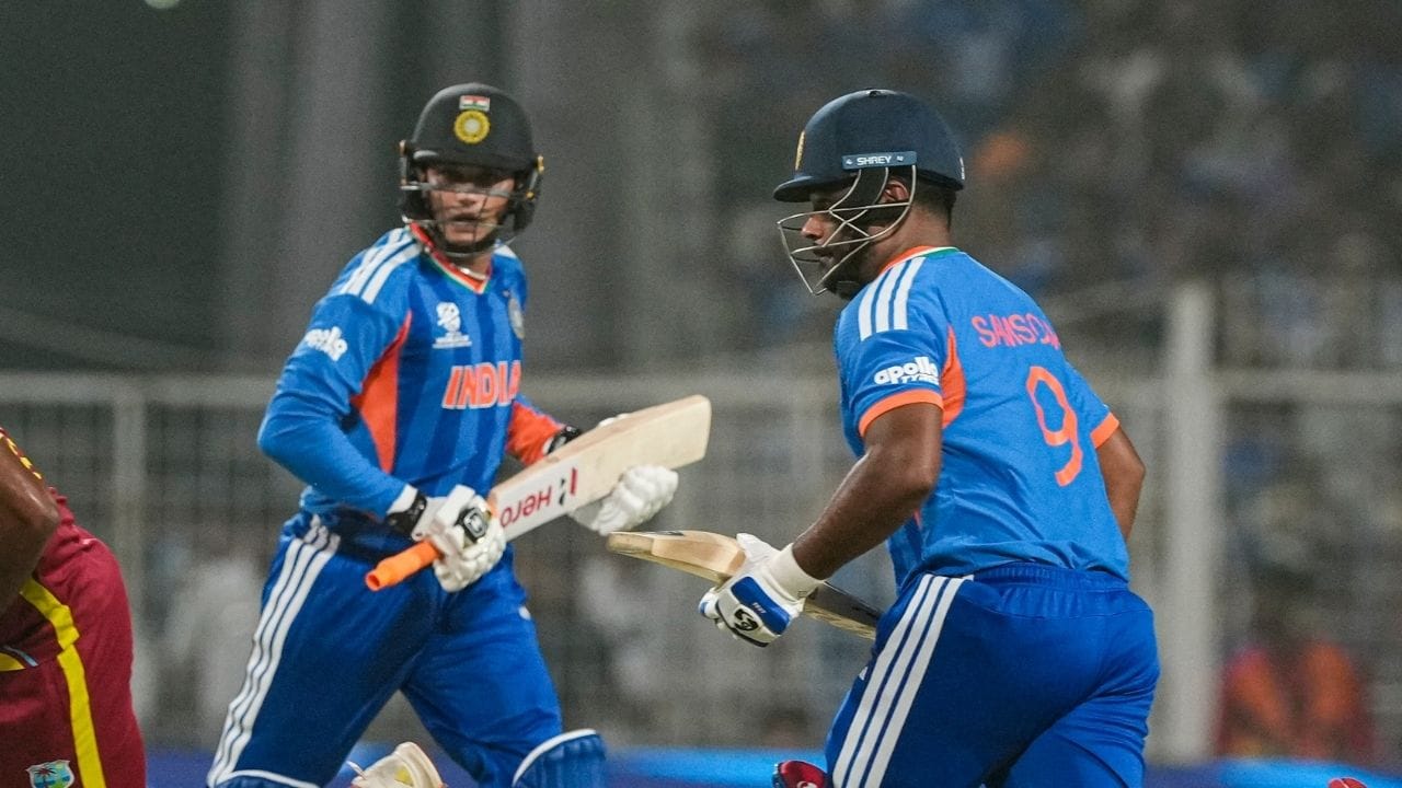 இந்த உலகக் கோப்பை தொடரில் இந்திய அணியின் தொடக்க வீரர்கள் தொடர்ந்து சொதப்பி வருகின்றனர். மிகவும் எதிர்பார்க்கப்பட்ட அபிஷேக் சர்மா பெரிய அளவில் சோபிக்கவில்லை. அதே நேரம் இஷான் கிஷனும் தொடக்க இடத்தில் விளையாட முடியாத சூழல் உள்ளது. இதனால் சஞ்சு சாம்சன் மீதான எதிர்பார்ப்பு அதிகரித்துள்ளது.