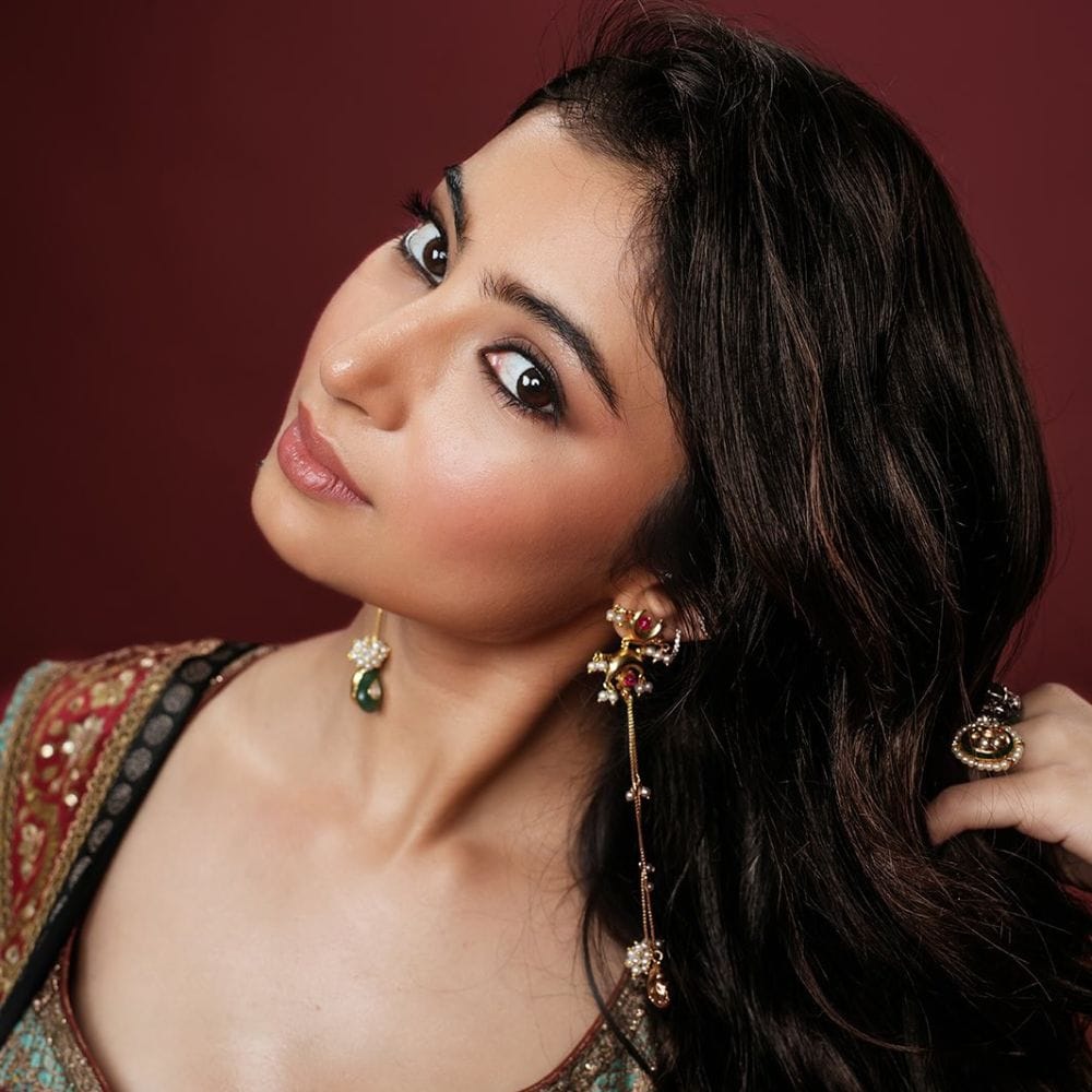 நடிகை சாரா அர்ஜுன் தனது சிறுவயதிலிருந்தே சினிமாவில் நடித்துவருகிறார். குழந்தை நட்சத்திரமாக பல படமங்களில் நடித்து அசத்தியிருக்கிறார். அந்த வகையில் இவர் தமிழில் விக்ரமின் மகளாக தெய்வ திருமகள் படத்தில் நடித்து மக்களால் கொண்டாடப்பட்டிருந்தார். இப்படத்தின் வெற்றியை அடுத்து இவருக்கு தமிழில் தொடர்ந்து படங்கள் அமைந்தது என்று கூறலாம்.