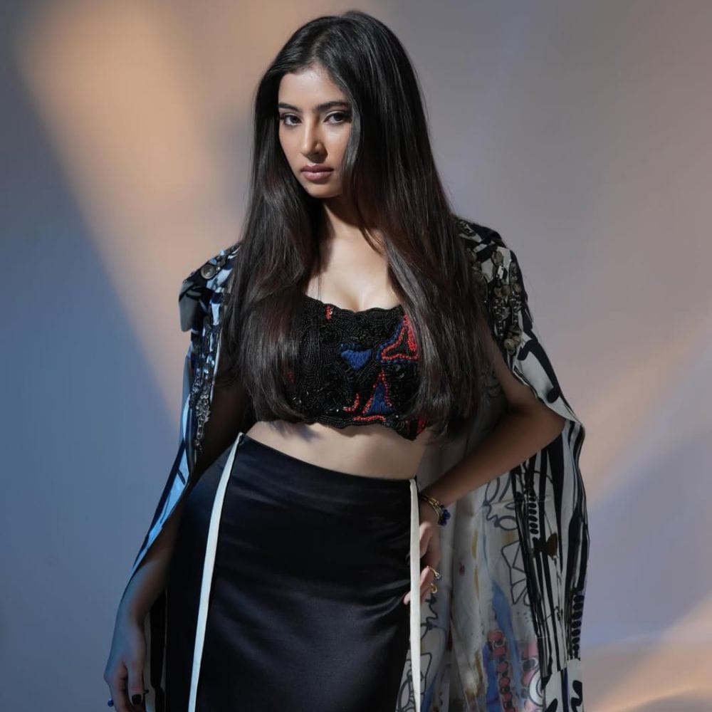 இவர் தொடர்ந்து தமிழ், தெலுங்கு மற்றும் இந்தி போன்ற மொழிகளில் குழந்தை நட்சத்திரமாக நடித்துவந்தார். அதிலும் இவருக்கு தமிழிகள் மிகவும் சிறப்பான வரவேற்பை கொடுத்த படமாக சைவம் என்ற படம் அமைந்திருந்தது. இதையடுத்து பல ஆண்டுகளுக்கு பின் மணிரத்னத்தின் பொன்னியின் செல்வன் படத்தில் இளம் பருவ நந்தினி வேடத்தில் நடித்திருந்தார்.