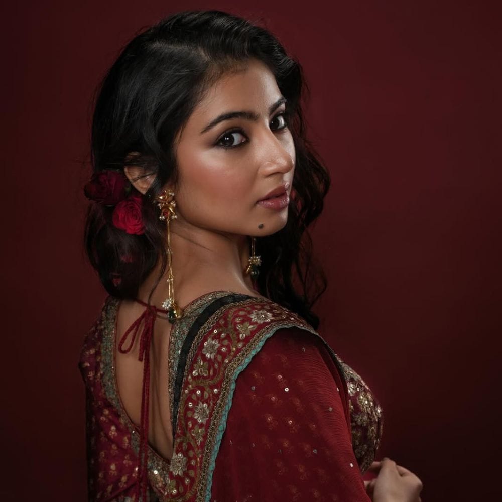 இவ்வாறு ஒட்டுமொத்த தென்னிந்திய மக்கள் மத்தியில் குழந்தை நட்சத்திரமாகவும், இளம் நடிகையாகவும் பிரபலமாகியிருந்தார். இதையடுத்து கதாநாயகியாக இவர் அறிமுகமாகியிருந்த மிக பிரம்மாண்ட படம்தான் துரந்தர். இதில் தன்னைவிடவும் 20 வயது மூத்த நடிகர் ரன்வீர் சிங்கிற்கு ஜோடியாக நடித்திருந்தார். இவர் கதாநாயகியாக முதல் படமே கிட்டத்தட்ட ரூ 800 கோடிகளுக்கு மேல் வசூலித்திருந்தது.