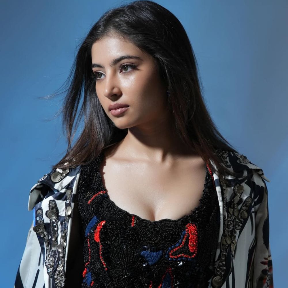 நடிகை சாரா அர்ஜுன், துரந்தர் 1 மற்றும் துரந்தர் தி ரிவென்ஜ் என இரு திரைப்படங்களிலும் நடிப்பதற்கு, தலா ரூ 1 கோடியை சம்பளமாக பெற்றுள்ளாராம். அறிமுக கதாநாயகியாக இவருக்கு ரூ 1 கோடி சம்பளம் கிடைத்திருப்பது பெரிய விஷயம். இப்படத்தின் வெற்றியை அடுத்ததாக இவருக்கு அடுத்தடுத்த பிரம்மாண்ட படங்கள் வரிசைகட்டி நிற்பதாக வட்டாரங்கள் தெரிவிக்கிறது.