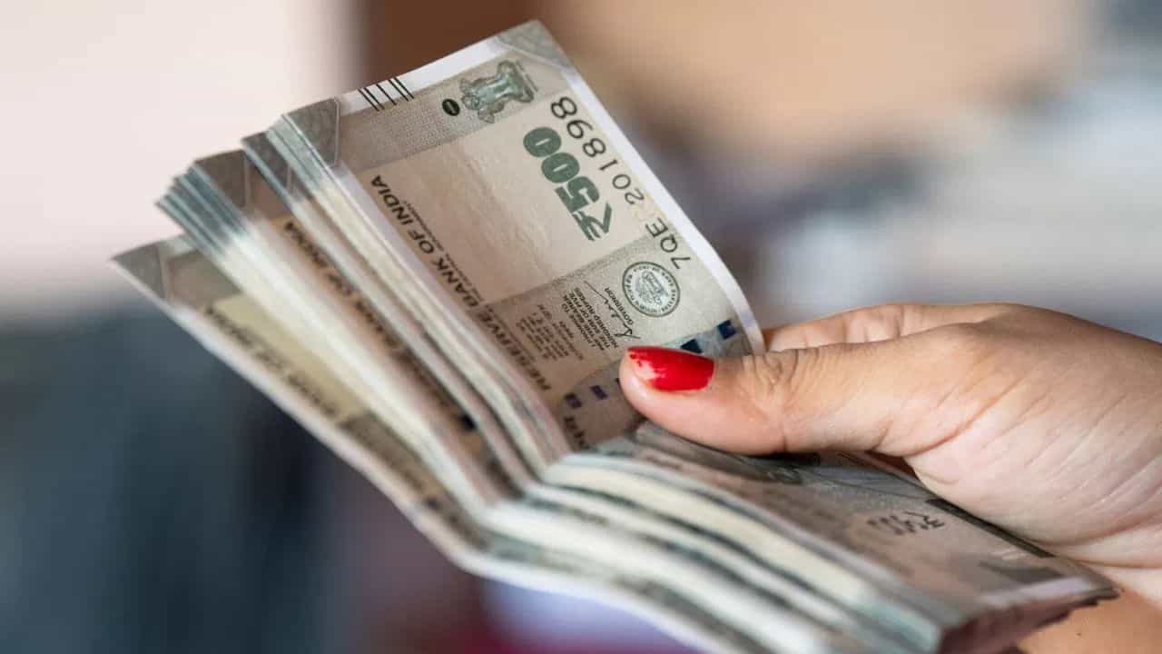 PPF முதல் SSY வரை.. முதலீடு செய்து அதிக லாபம் பெற உதவும் திட்டங்கள்.. லிட்ஸ் இதோ! PPF முதல் SSY வரை.. முதலீடு செய்து அதிக லாபம் பெற உதவும் திட்டங்கள்.. லிட்ஸ் இதோ!