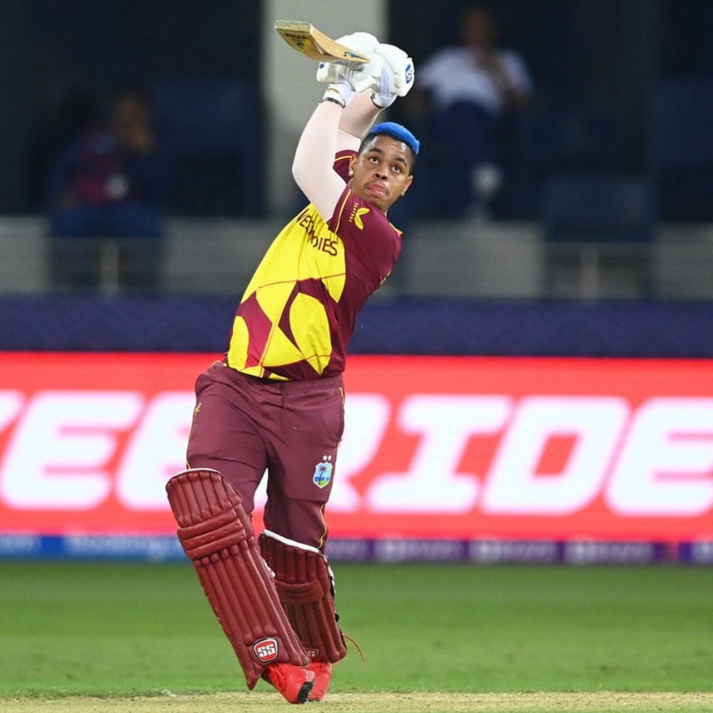 ஹார்டிக் பாண்ட்யாவின் பந்து வீச்சில் ஹெட்மையர் ஒரு சிக்ஸர் அடித்தார். அதனை தொடர்ந்து, வருண் சக்ரவர்த்தி பந்தில் மற்றொரு பெரிய சிக்ஸரை அடித்தார். இந்த இரண்டாவது சிக்ஸருடன், ஹெட்மையர் டி20 உலகக் கோப்பையின் ஒரே பதிப்பில் அதிக சிக்ஸர்களை அடித்த பேட்ஸ்மேன் ஆனார். ஹெட்மியர் தற்போது இந்த 2026 உலகக் கோப்பையில் ஏழு இன்னிங்ஸ்களில் 19 சிக்ஸர்களை அடித்துள்ளார்.