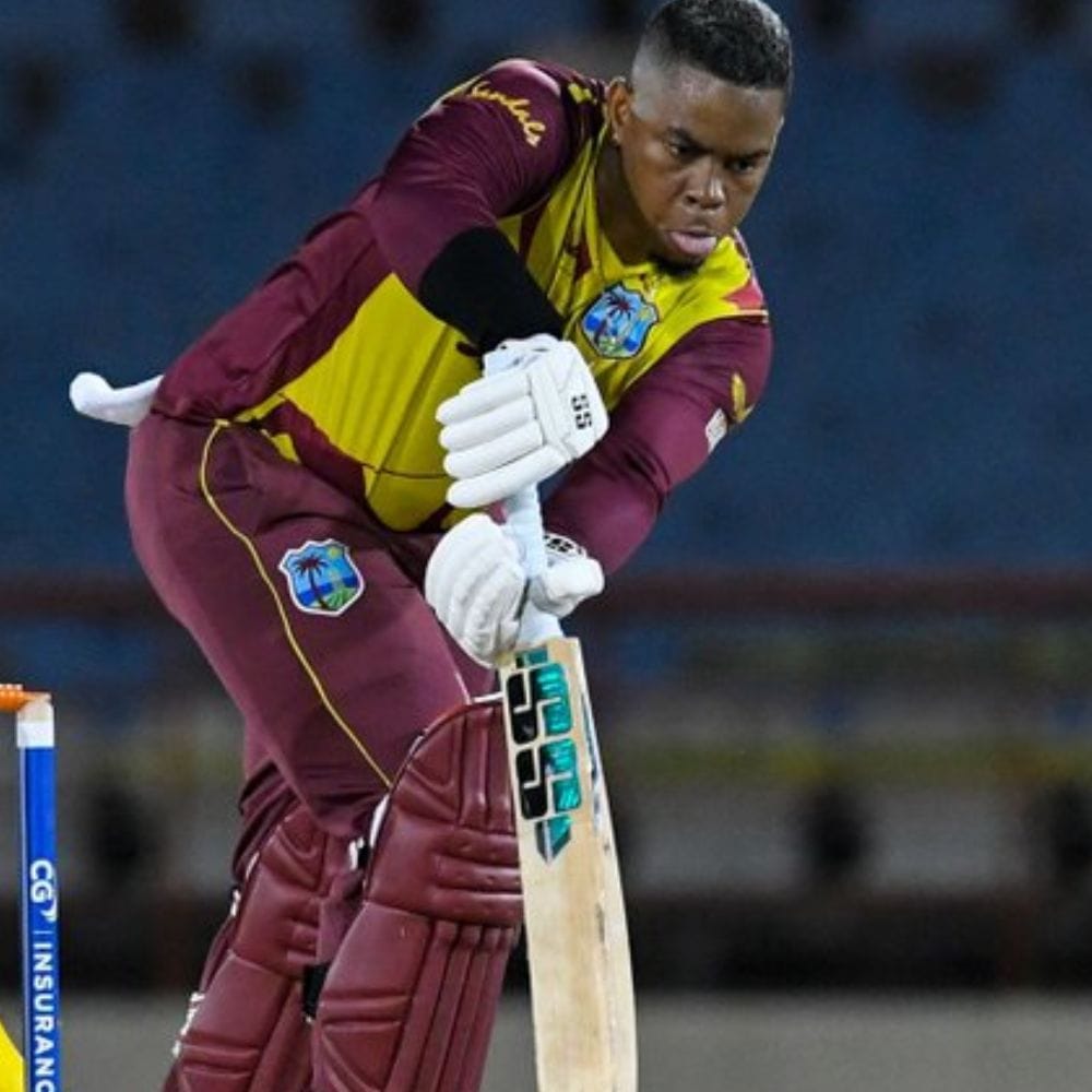 கொல்கத்தாவின் ஈடன் கார்டன்ஸில் நடந்த இந்தப் போட்டியில் வெஸ்ட் இண்டீஸ் முதலில் பேட்டிங் செய்தது. ரோஸ்டன் சேஸ் மற்றும் கேப்டன் ஷாய் ஹோப் அரைசத பார்ட்னர்ஷிப் பகிர்ந்து கொண்டு வெஸ்ட் இண்டீஸ் அணிக்கு நல்ல தொடக்கத்தைத் தந்தனர். முதல் விக்கெட் வீழ்ச்சிக்குப் பிறகு களமிறங்கிய ஹெட்மையர், அதிரடியான தொடக்கத்தை அளித்தார்.