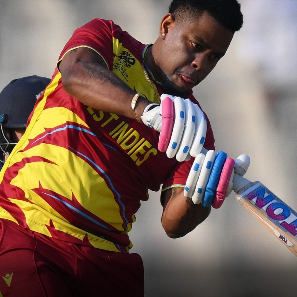 2026 டி20 உலகக் கோப்பையின் சூப்பர் 8 சுற்றின் கடைசி போட்டி இந்தியா மற்றும் வெஸ்ட் இண்டீஸ் அணிகளுக்கு இடையே நடைபெற்றது. இந்தப் போட்டியில், பேட்டிங் செய்த ஷிம்ரன் ஹெட்மையர், வெஸ்ட் இண்டீஸ் அணிக்காக பெரியளவில் ரன் சேர்க்கவில்லை என்றாலும், 2 சிக்ஸர்களை அடித்தார். இதன்மூலம், ஒரு டி20 உலகக் கோப்பையில் அதிக சிக்ஸர்கள் அடித்தவர் என்ற உலக சாதனையைப் படைத்தார்.