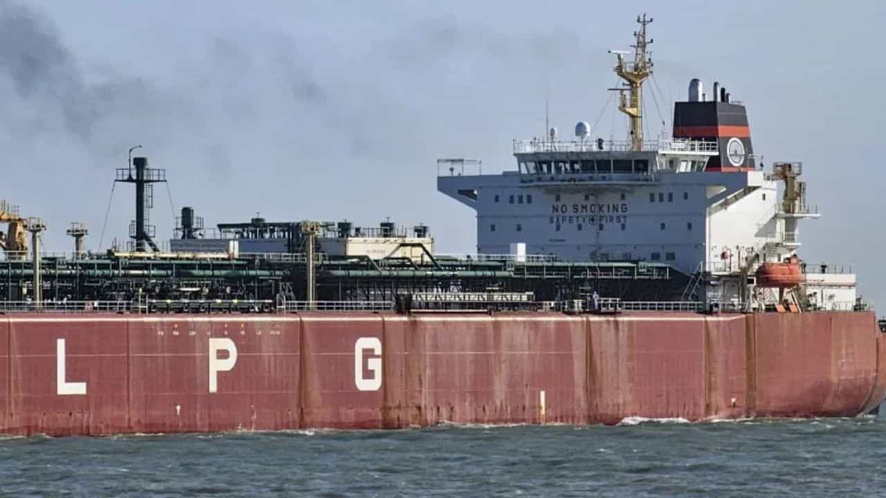 LPG Crisis:  கத்தாரிலிருந்து இந்தியா வந்த 46,000 மெட்ரிக் டன் எல்பிஜி.. எத்தனை சிலிண்டர்களை நிரப்பும் தெரியுமா?