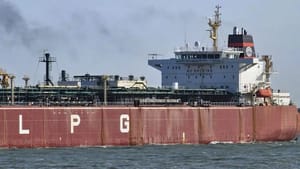 LPG Crisis:  கத்தாரிலிருந்து இந்தியா வந்த 46,000 மெட்ரிக் டன் எல்பிஜி.. எத்தனை சிலிண்டர்களை நிரப்பும் தெரியுமா?