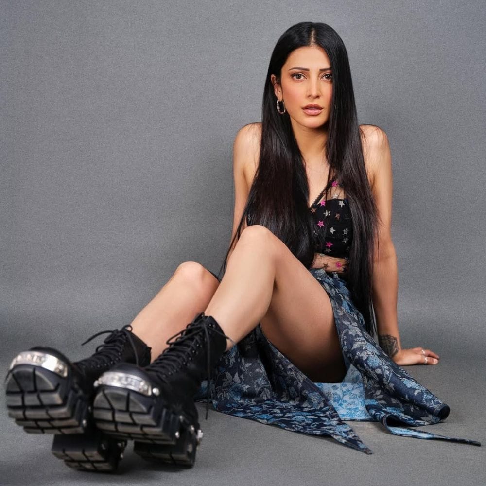 உலகநாயகன் கமல்ஹாசனின் மூத்த மகள்தான் நடிகை ஸ்ருதி ஹாசன். இவர் தனது தந்தையை போலவே சினிமாவின் மீது ஆர்வம் கொண்டவர். லாக் என்ற இந்தி திரைப்படத்தின் மூலமா முதல் முத்தலாக் சினிமாவில் லீட் வேடத்தில் நடிக்க தொடங்கியிருந்தார். இதன் மூலம் நாயகியாக மக்கள் மத்தியில் அறிமுகமானார். 
