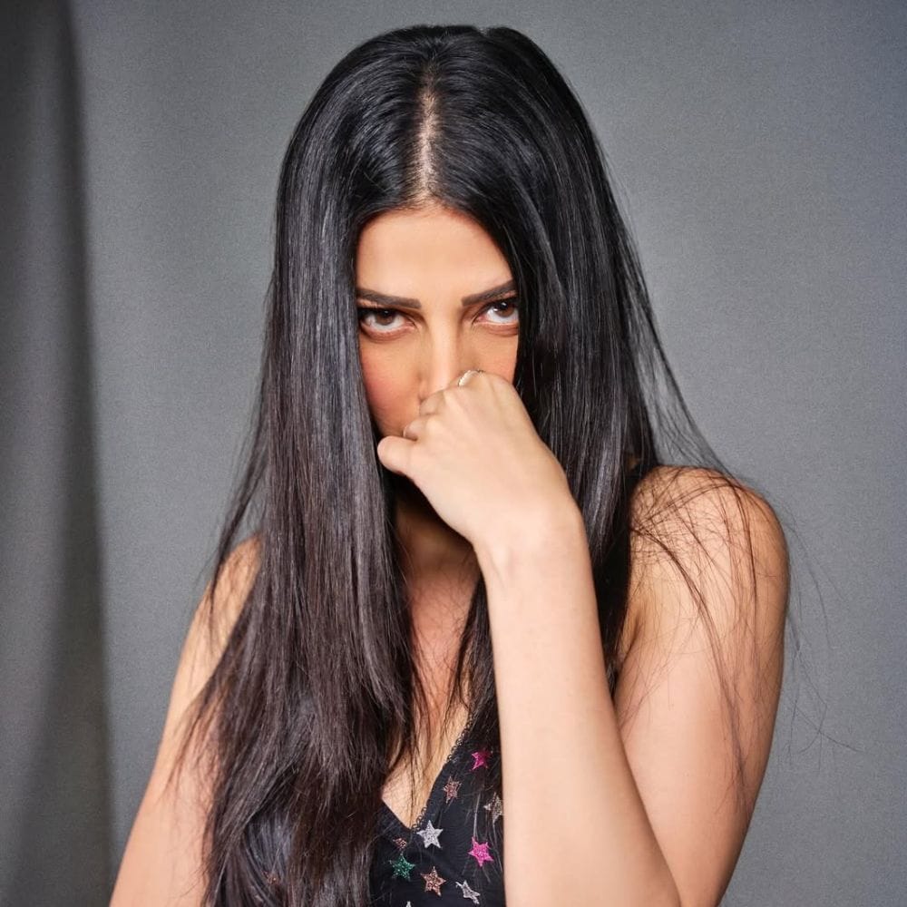 அந்த வகையில் தற்போது நடிகை ஸ்ருதி ஹாசன், தமிழ், தெலுங்கு மற்றும் இந்தி போன்ற மொழி படங்களில் நடிப்பதில் ஆர்வம் காட்டிவருகிறார். இவர் தமிழில் இறுதியாக கூலி படத்தில் ரஜினிகாந்தின் மகளான நடித்து வரவேற்கப்பட்டிருந்தார். இதையடுத்து அடுத்தடுத்த படங்களை தன்வசம் வைத்துள்ளார்.