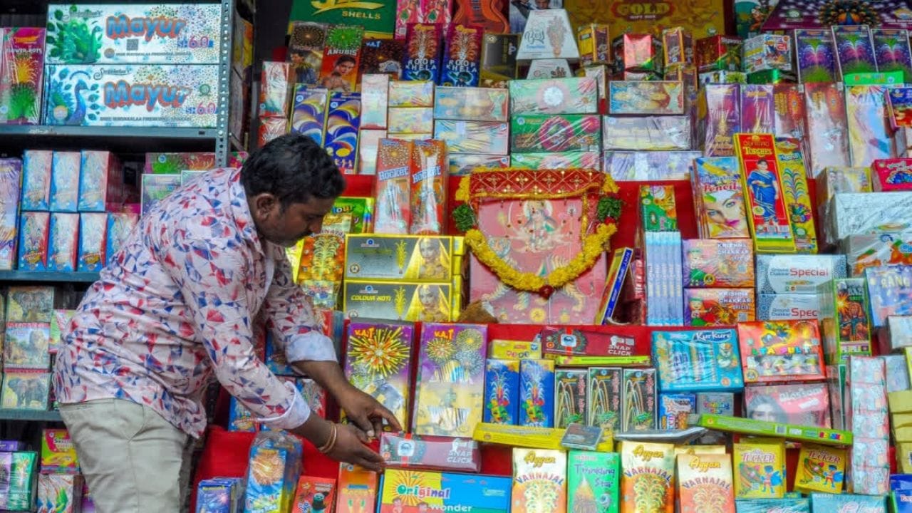 “குட்டி ஜப்பான்” என அழைக்கப்படும் சிவகாசியில், பல ஆண்டுகளாக நீடித்து வரும் முக்கிய பிரச்சனை பட்டாசு தொழிற்சாலைகளில் அடிக்கடி ஏற்படும் விபத்துகளாகும். இதற்கு நிரந்தர தீர்வு வழங்க வேண்டும் என பல தசாப்தங்களாக கோரிக்கைகள் வலியுறுத்தப்பட்டு வந்தாலும், இதுவரை முழுமையான தீர்வு எட்டப்படவில்லை.