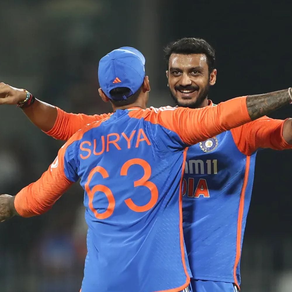 2026ம் ஆண்டு டி20 உலகக் கோப்பையில் இறுதிப் போட்டி உட்பட மொத்தம் ஒன்பது போட்டிகளில் இந்திய அணி விளையாடியது. ஆனால் இந்த ஒன்பது போட்டிகளில் இரண்டில், அணியின் துணைத் தலைவர் அக்சர் படேல் விளையாடும் 11 பேரில் இருந்து நீக்கப்பட்டார். குறிப்பாக, சூப்பர்-8 சுற்றில் தென்னாப்பிரிக்காவுக்கு எதிரான முக்கியமான போட்டிக்கான அணியில் இருந்து அக்சர் படேல் நீக்கப்பட்டார்.