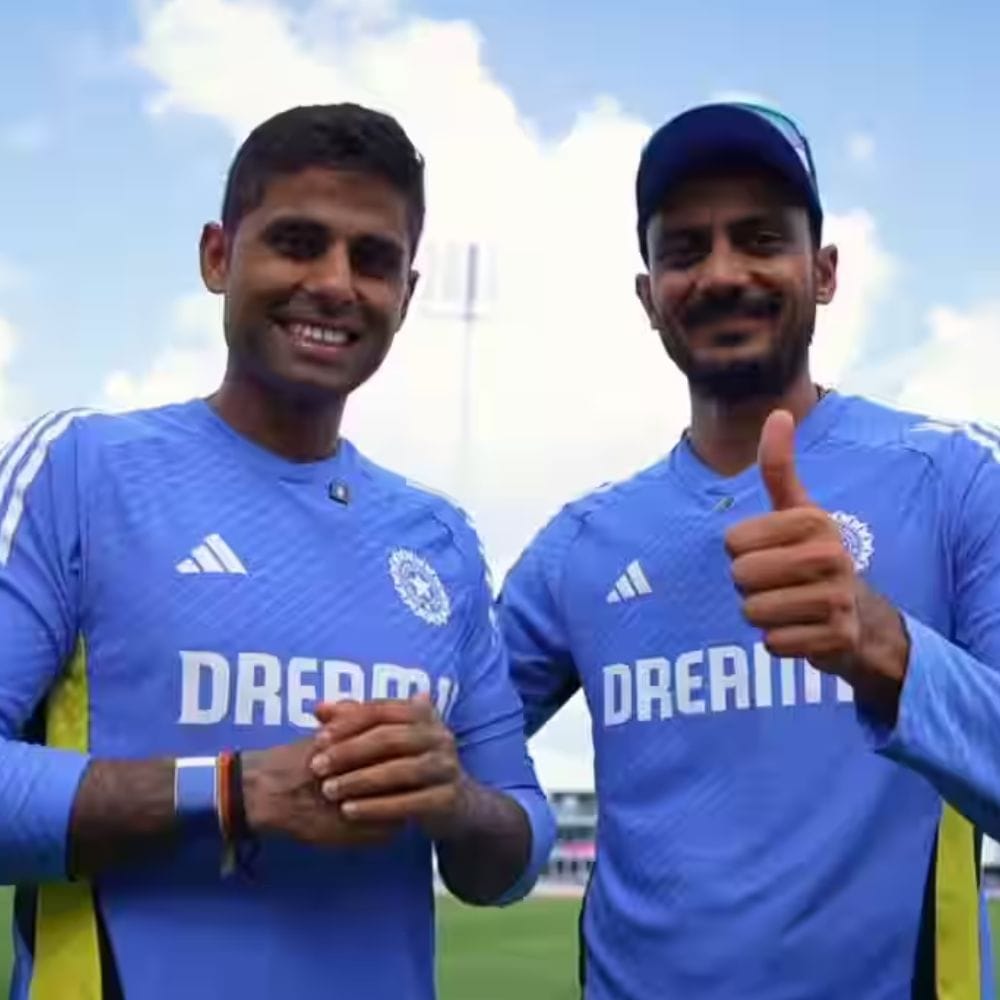 2026 டி20 உலகக் கோப்பையில் தென்னாப்பிரிக்காவிற்கு எதிரான போட்டியில்  இருந்து தான் வெளியேற்றப்பட்டதில் அக்சர் படேலும் வருத்தமடைந்தார். மேலும், கேப்டன் சூர்யகுமார் யாதவ் மீது கடும் கோபத்தில் இருந்ததாக கூறப்படுகிறது. அந்த இடத்தில் யாராக இருந்தாலும் என் மீது கோபம் அடைவது நியாயம்தான் என்று சூர்யகுமார் யாதவ் தெரிவித்தார்.