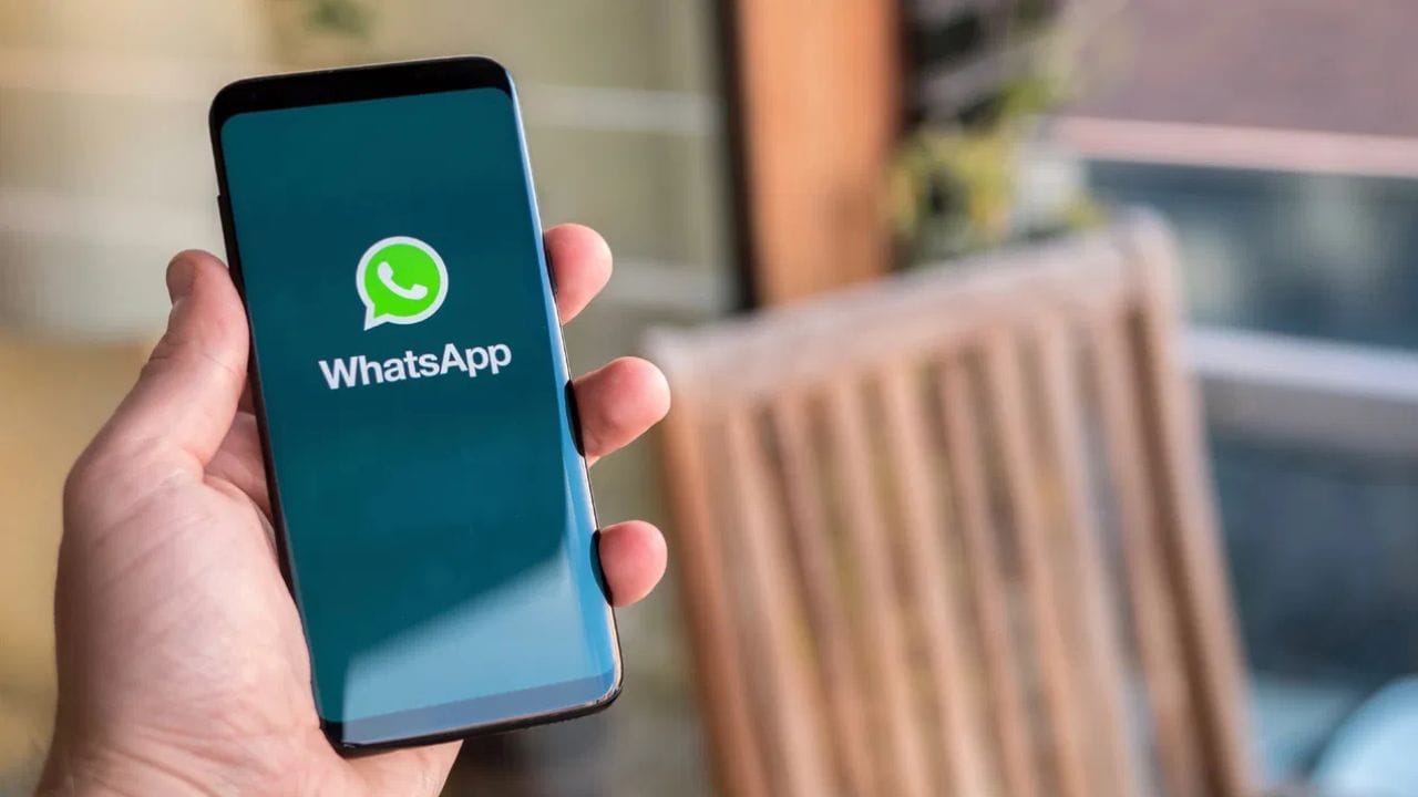 வாட்ஸ்அப் குரூப்களில் அரசியல் தொடர்பான பதிவுகளை பகிர்வது அல்லது வேறு ஒருவருக்கு ஃபார்வேர்டு செய்தவதும் கூட தேர்தல் நடத்தை விதிகளை மீறும் செயலாக கருதப்படும் என எச்சரிக்கப்பட்டுள்ளது.