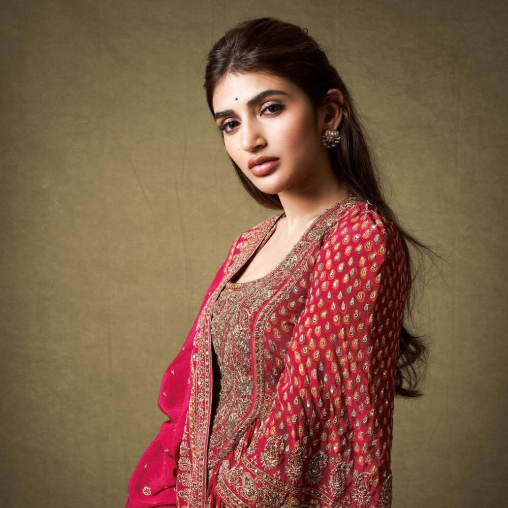 சினிமாவில் மிகவும் பிரபலமான இளம் நடிகையாக ரசிகர்களை கவர்ந்துவருபவர் ஸ்ரீலீலா. இவரின் நடிப்பில் தமிழ், தெலுங்கு, கன்னடம் மற்றும் இந்தி போன்ற மொழிகளில் தொடர்ந்து மிக பிரம்மாண்ட படங்கள் உருவாகிவருகிறது. அந்த விதத்தில் இவரின் நடிப்பில் சமீபத்தில் வெளியான படம் உஸ்தாத் பகத் சிங். இதில் பவன் கல்யாணுக்கு அவர் ஜோடியாக நடித்திருந்தார். 
