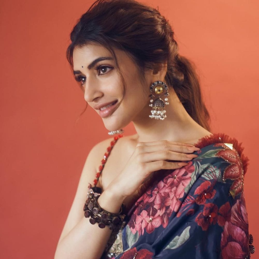 நடிகை ஸ்ரீலீலா தொடர்ந்து தென்னிந்திய மொழிகளில் வித்தியாசமான கதாபாத்திரங்களை தேர்ந்தெடுத்து நடித்துவருகிறார். அந்த வகையில் தமிழில் இவருக்கு அறிமுக படமாக அமைந்ததுதான் பராசக்தி. இதில் சிவகார்த்திகேயனுக்கு ஜோடியாக இவர் நடித்திருந்த நிலையில், கடந்த 2026ம் ஜனவரி 10ம் தேதியில் வெளியானது.