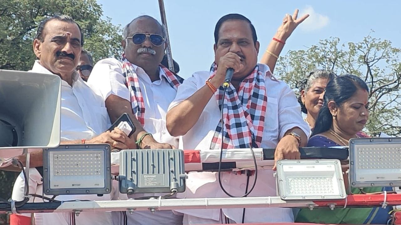 பின்னர், கடந்த 2006- ஆம் ஆண்டு நடைபெற்ற சட்டமன்ற தேர்தலில் திருவண்ணாமலை மாவட்டம், கலசப்பாக்கம் தொகுதியில் களமிறக்கப்பட்டு தனது முதல் வெற்றியை பதிவு செய்து எம்எல்ஏவாக பதவி ஏற்றார். இதைத் தொடர்ந்து, 2011- ஆம் ஆண்டு நடைபெற்ற சட்டமன்றத் தேர்தலில் மீண்டும் இதே தொகுதியில் அக்ரி எஸ். எஸ். கிருஷ்ணமூர்த்தி களமிறக்கப்பட்டார். அப்போதும், தனது வெற்றியை நிரூபித்து காண்பித்தார்.