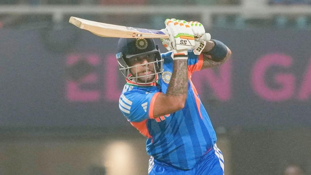 இதன் ஒரு பகுதியாக சூர்யகுமார் யாதவ் கேப்டனாக இந்தியாவை 3வது முறையாக டி20 உலகக்கோப்பை வெல்லும் இலக்குடன் செயல்பட்டு வருகிறார். அந்த வரலாற்றுச் சாதனைக்கு இந்தியா இன்னும் 2 போட்டிகள் மட்டுமே உள்ளது.