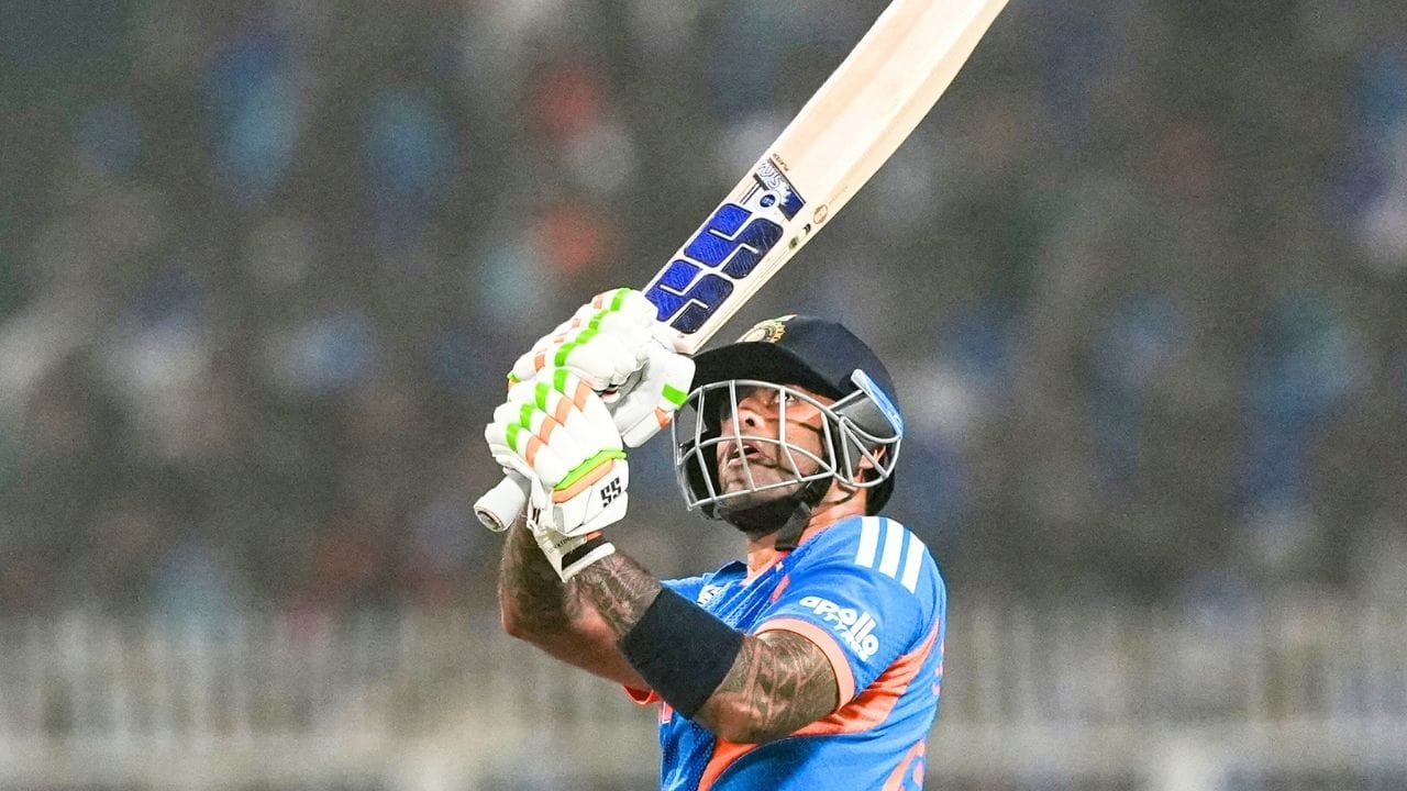 இதுகுறித்து ஆகாஷ் சோப்ரா தனது யூடியூப் சேனலில் பேசியபோது, “சூர்யகுமாரின் உலகக்கோப்பை புள்ளிவிவரங்களை பார்த்தேன். மொத்தமாக பார்க்கும்போது அவை சிறப்பாகத் தெரிகின்றன. ஆனால் பெரிய அணிகளுக்கு எதிராக அவர் உலகக்கோப்பையில் எடுத்த அரைசதங்கள் இரண்டு மட்டுமே. இது அவரது 5வது உலகக்கோப்பையாகும். ஆனாலும் பெரிய அணிகளுக்கு எதிராக இரண்டு அரைசதங்கள் மட்டுமே இருப்பது கவலைக்குரியது என்றார்.