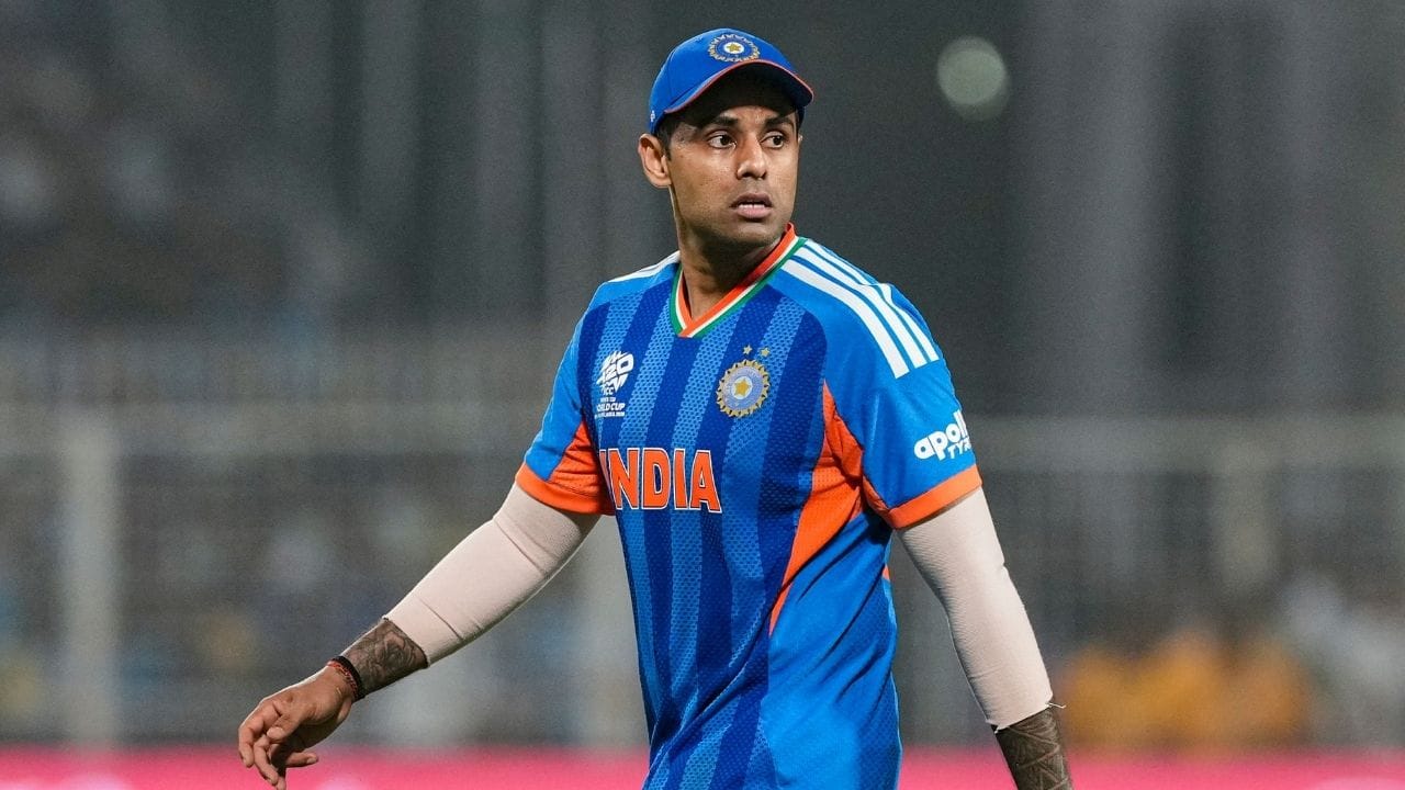 தற்போதைய உலகக்கோப்பை தொடரில் சூர்யகுமார் 7 போட்டிகளில் 231 ரன்கள் எடுத்துள்ளார். அமெரிக்க அணிக்கு எதிரான முதல் லீக் போட்டியில் 49 பந்துகளில் 84 ரன்கள் குவித்து ஆட்டநாயகன் விருது வென்றார். ஆனால் அதற்குப் பிறகு ஒரு அரைசதமும் எடுக்கவில்லை. மேலும், அவரது ஸ்ட்ரைக் ரேட்டும் கணிசமாக குறைந்துள்ளது.