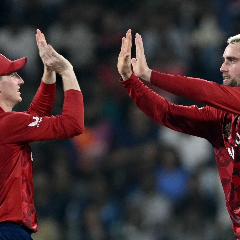 டி20 உலகக் கோப்பையின் இறுதிப் போட்டி 2026 மார்ச் 8 ஞாயிற்றுக்கிழமை நடைபெறும். அகமதாபாத்தில் உள்ள நரேந்திர மோடி மைதானம் இந்த மாபெரும் போரை நடத்தும். அதன்படி, நான்கு அணிகளில் ஒன்றான இந்தியா, தென்னாப்பிரிக்கா, இங்கிலாந்து, நியூசிலாந்து ஆகிய 4 அணிகளில் ஏதேனும் ஒரு அணி சாம்பியன் பட்டத்தை வெல்லும்.