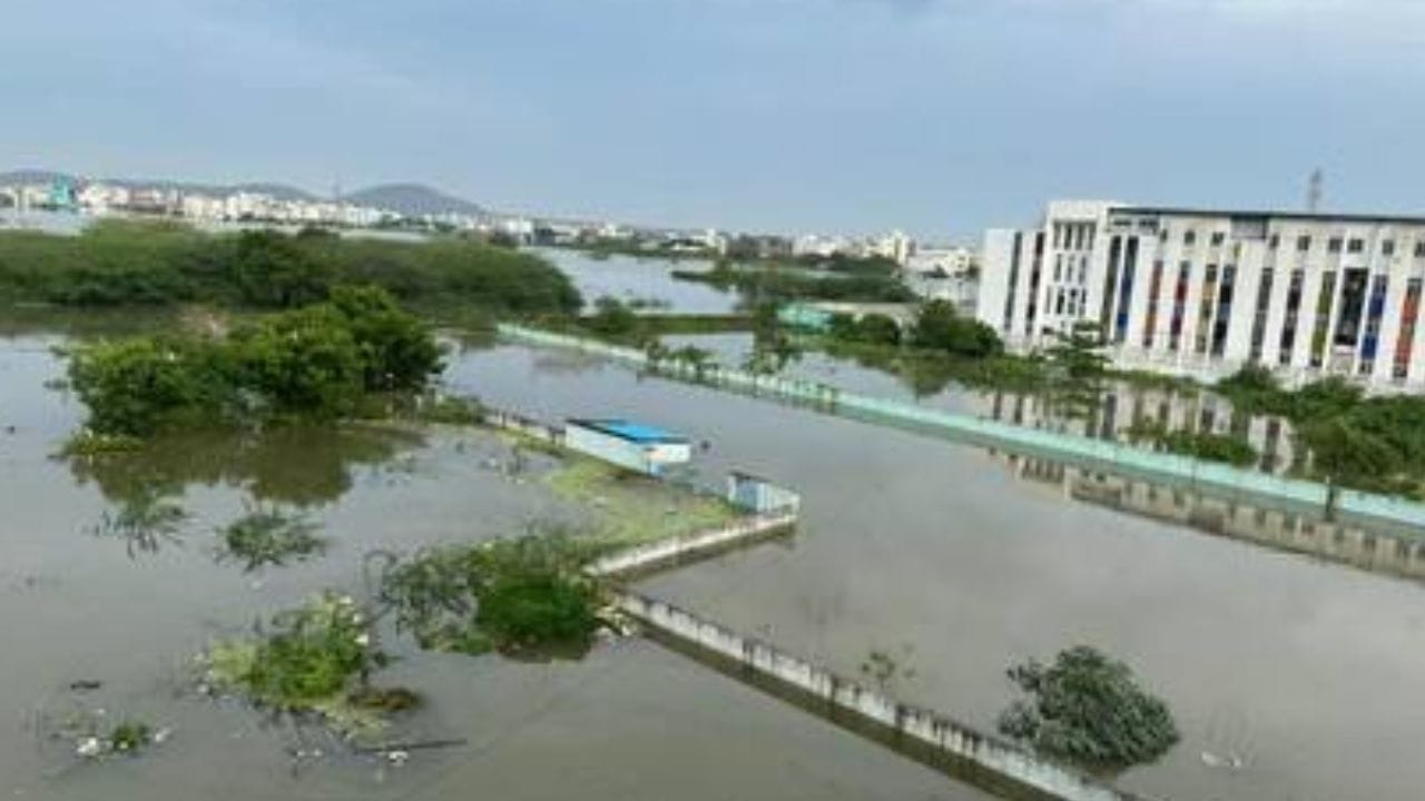 அதேபோல், முடிச்சூர், வரதராஜபுரம், தாம்பரம் கேம்ப் ரோடு உள்ளிட்ட பகுதிகளில் ஒவ்வொரு மழைக்காலத்திலும் கடுமையான வெள்ள பாதிப்பு ஏற்படுகிறது. எனவே மழைநீர் வடிகால் அமைப்புகளை முறையாக அமைக்க வேண்டும் என்றும் பொதுமக்கள் கோரிக்கை விடுத்துள்ளனர்.