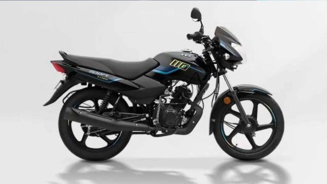 டிவிஎஸ் ஸ்போர்ட் ஒரு பிரபலமான பட்ஜெட் விலையில் கிடைக்கம் ஒரு பைக். இதன் ஆரம்ப எக்ஸ் ஷோரூம் விலை சுமார் ரூ.55,500. இது 109.7cc எஞ்சின் கொண்டுள்ளது. இது அன்றாட பயணங்களுக்கு போதுமான பவரை வழங்குகிறது. மைலேஜைப் பொறுத்தவரை, இது சராசரியாக லிட்டருக்கு 70 கி.மீ வரை மைலேஜ் வழங்கும் திறன் கொண்டதாகவும் கருதப்படுகிறது.