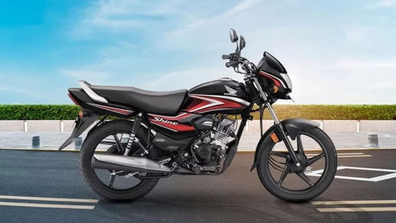 ஹோண்டா ஷைன் 100 பைக் குறைந்த விலையில் சிறந்த செயல்திறனுக்கு பெயர் பெற்றது. இந்த பைக் இந்திய மார்க்கெட்டில் அதிக பிரபலமானது. இதன் தொடக்க எக்ஸ் ஷோரூம் விலை சுமார் ரூ.65,243. இது 98சிசி எஞ்சின் கொண்டுள்ளது, இது ஒரு மென்மையான மற்றும் வசதியான பயண அனுபவத்தை வழங்குகிறது. மைலேஜைப் பொறுத்தவரை, இந்த பைக் லிட்டருக்கு சராசரியாக சுமார் 55 கிலோமீட்டர் மைலேஜ் வழங்கும்.