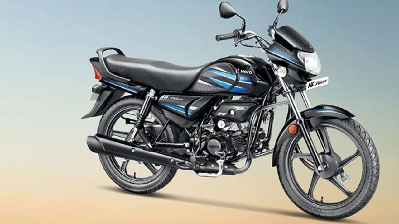 ஹீரோ HF டீலக்ஸ் இந்தியாவின் மிகவும் பிரபலமான பயணிகள் பைக்குகளில் ஒன்றாகும். இதன் குறைந்த விலையில், நம்பகமான எஞ்சின் மற்றும் சிறந்த மைலேஜ் ஆகியவை நீண்ட காலமாக இதை வாடிக்கையாளர்களின் விருப்பமாக மாற்றியுள்ளன. இதன் தொடக்க எக்ஸ் ஷோரூம் விலை தோராயமாக ரூ. 57,657. இந்த பைக் 97சிசி எஞ்சின் மூலம் இயக்கப்படுகிறது. நிறுவனத்தின் கூற்றுப்படி, இந்த பைக் லிட்டருக்கு தோராயமாக 70 கிமீ மைலேஜ் வழங்கும் திறன் கொண்டது.