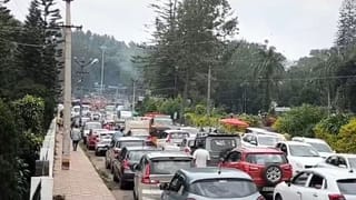 ஏற்காட்டில் சுற்றுலா சீசன் தொடக்கம்… சாலை பணி காரணமாக மலைப்பாதையில் வாகனங்கள் குவியல்!