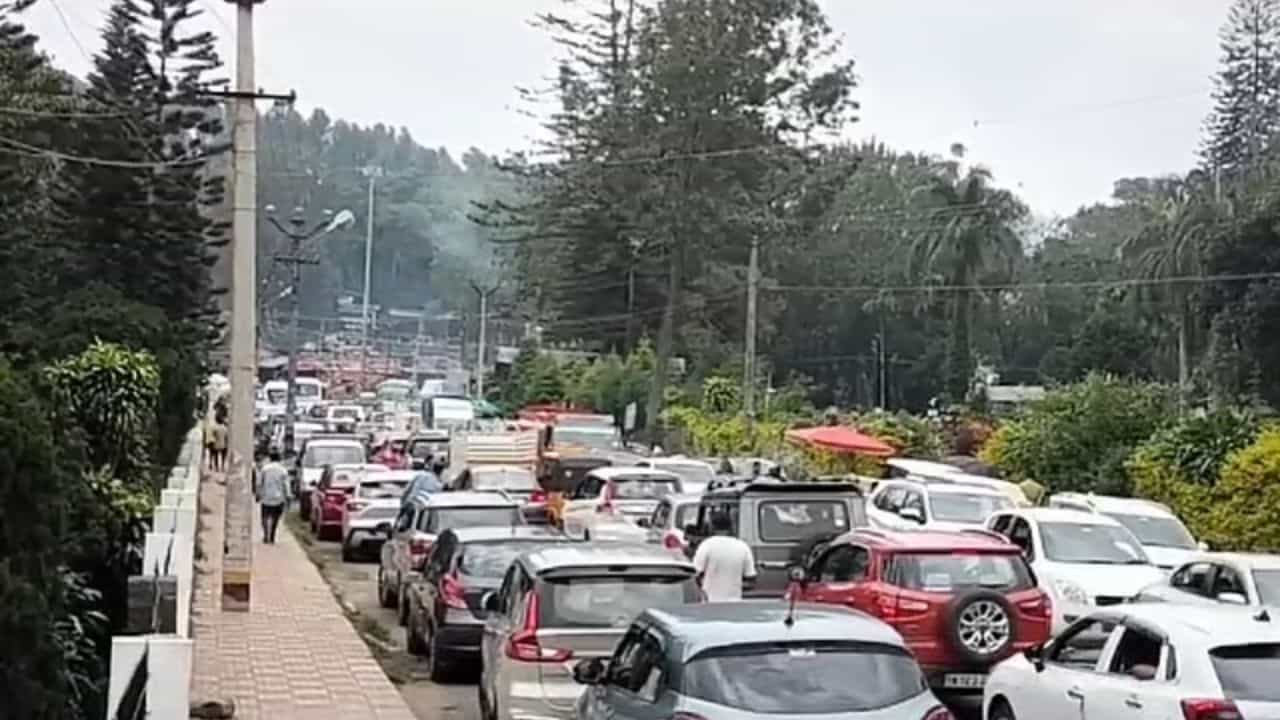 ஏற்காட்டில் சுற்றுலா சீசன் தொடக்கம்… சாலை பணி காரணமாக மலைப்பாதையில் வாகனங்கள் குவியல்!