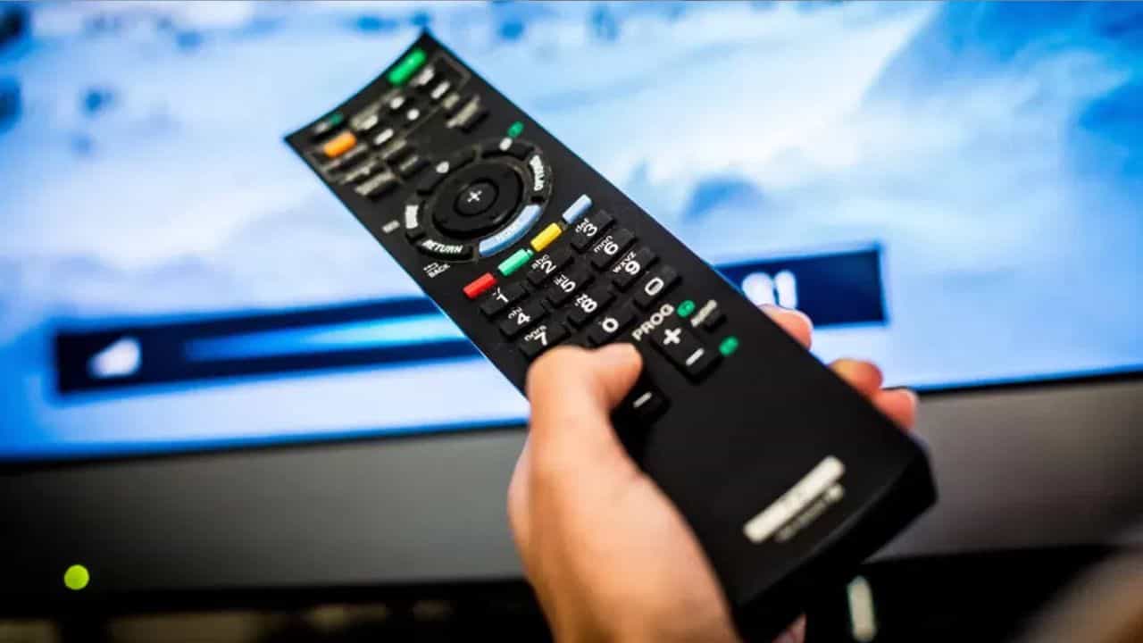 டிவி ரிமோட்டில் உள்ள மஞ்சள், பச்சை, நீலம் பட்டன்கள் எதற்காக தெரியுமா? ஆச்சரிய தகவல்