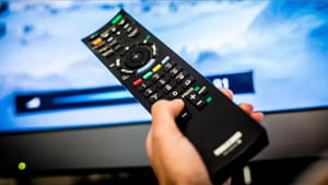 டிவி ரிமோட்டில் உள்ள மஞ்சள், பச்சை, நீலம் பட்டன்கள் எதற்காக தெரியுமா? ஆச்சரிய தகவல்