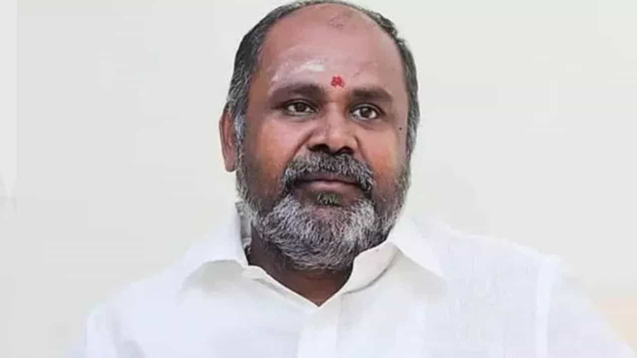 பரிசுப் பொருட்கள் விநியோகம்? ஆர்.பி.உதயகுமார் இல்லத்தில் பறக்கும் படை சோதனை  – மதுரையில் பரபரப்பு