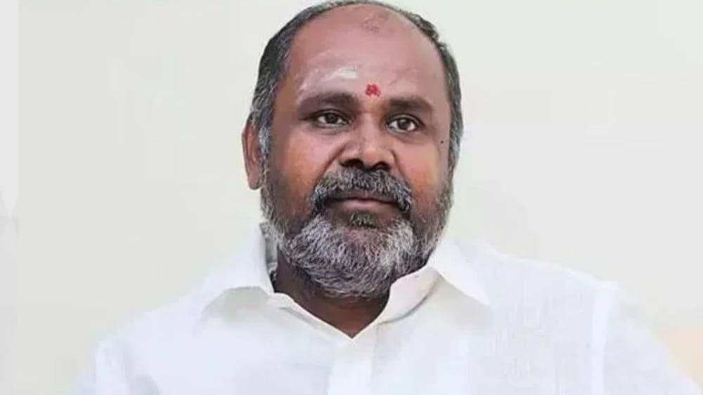 பரிசுப் பொருட்கள் விநியோகம்? ஆர்.பி.உதயகுமார் இல்லத்தில் பறக்கும்