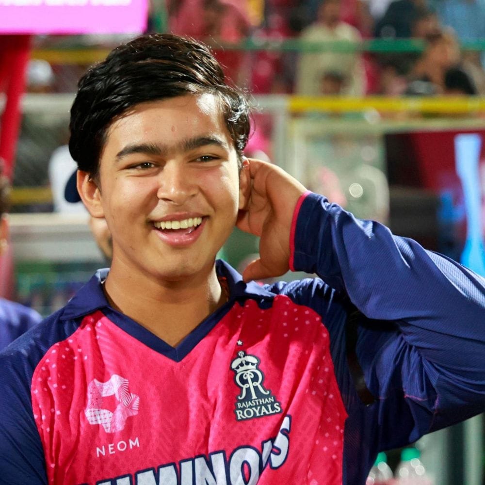 கடந்த ஐபிஎல் தொடரில் வைபவ் வெறும் 35 பந்துகளில் சதம் அடித்திருந்தார். அதுமட்டுமின்றி, பிப்ரவரி 2026-ல் நடைபெற்ற 19 வயதுக்குட்பட்டோருக்கான உலகக் கோப்பை இறுதிப் போட்டியில் இங்கிலாந்துக்கு எதிராக வெறும் 80 பந்துகளில் 175 ரன்கள் எடுத்திருந்தார்.