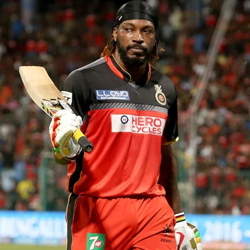 2013-ல் ராயல் சேலஞ்சர்ஸ் பெங்களூரு அணிக்காக விளையாடிய கிறிஸ் கெய்ல், புனே வாரியர்ஸ் அணிக்கு எதிராக வெறும் 30 பந்துகளில் சதம் அடித்தார். மேலும், 66 பந்துகளில் 175 ரன்கள் குவித்து புதிய சாதனையும் படைத்தார்.