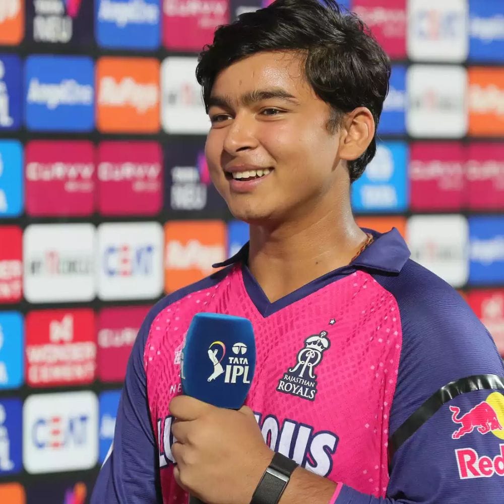 புது தில்லியில் நடைபெற்ற பிசிசிஐ நமன் விருது வழங்கும் விழாவில் பேசிய 14 வயது இளம் அதிரடி பேட்ஸ்மேன் வைபவ் சூர்யவன்ஷி, ஐபிஎல் போட்டியில் கிறிஸ் கெய்லின் 175 ரன்கள் சாதனையை முறியடிப்பதே தனது இலக்கு என அறிவித்துள்ளார்.