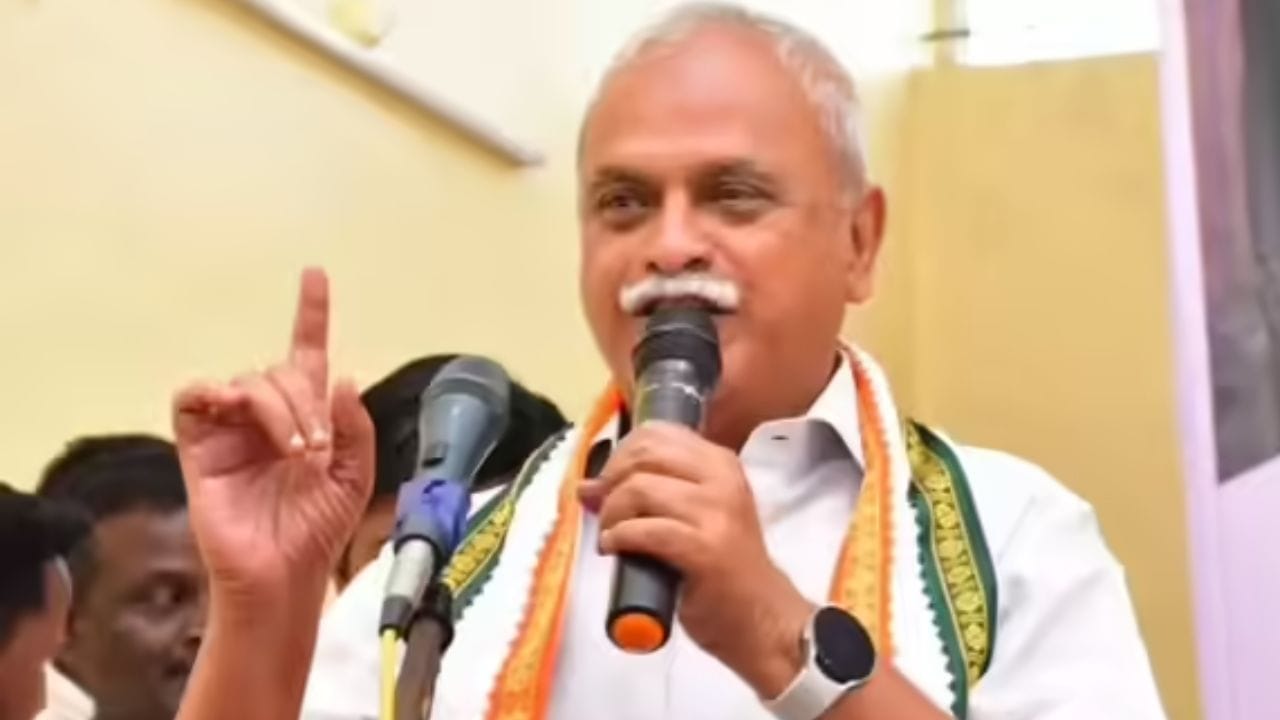 இதன் காரணமாக அவர்கள் அங்கீகரிக்கப்பட்ட திமுக வேட்பாளர்களாக கருதப்படாமல்  அவர்களின் மனுக்கள் தள்ளுபடி செய்யப்பட்டது. ஆனால்,  காங்கிரஸ் கட்சியில் மனு தாக்கல் செய்த அனைவருக்கும் ஏ மற்றும் பி படிவங்கள் வழங்கப்பட்டுள்ளன.  இதனால்,  அனைவரும் காங்கிரஸ் வேட்பாளர்களாக அங்கீகாரம்  அளிக்கப்பட்டு மனுக்கள் ஏற்கப்பட்டுள்ளன.  இதன் காரணமாக இண்டி  கூட்டணியில்  திமுகவுக்கு ஒதுக்கப்பட்ட  ராஜ்பவன்,  காலாப்பட்டு,  மங்கலம்,  நெல்லித்தோப்பு,  காரைக்கால் தெற்கு,  திருபுவனை  ஆகிய தொகுதிகளில்  காங்கிரஸ்  வேட்பாளர்கள் மனு தாக்கல் செய்துள்ளனர்.