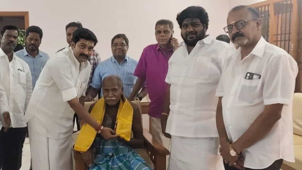 என்.ஆர்.காங்கிரஸில் இணைந்த அதிமுக துணை செயலர்... புதுச்சேரி அரசியலில் பரபரப்பு! என்.ஆர்.காங்கிரஸில் இணைந்த அதிமுக துணை செயலர்... புதுச்சேரி அரசியலில் பரபரப்பு!