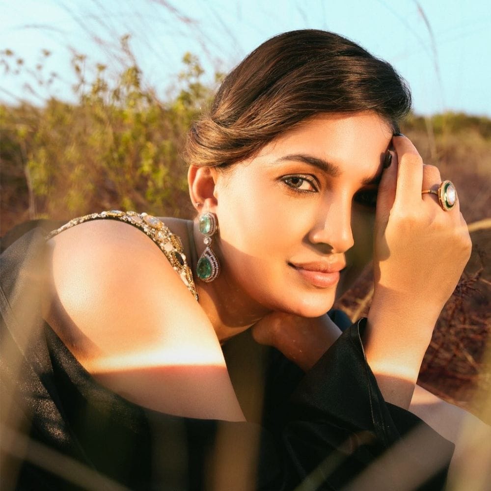 தமிழ் மக்கள் மத்தியில் சீரியல் நடிகையாக ஆரம்பத்தில் பிரபலமானவர் நடிகை வாணி போஜன். இவர் 2012ம் ஆண்டில் வெளியான ஆஹா என்ற தொலைக்காட்சி தொடரின் மூலம் நடிகையாக நுழைந்தார். இந்த தொடரில் இவரின் கதாபாத்திரம் பேசியதாக பேசப்படவில்லை. இதையடுத்து மாயா என்ற தொடரிலும் மிக முக்கிய வேடத்தில் நடித்திருந்தார்.