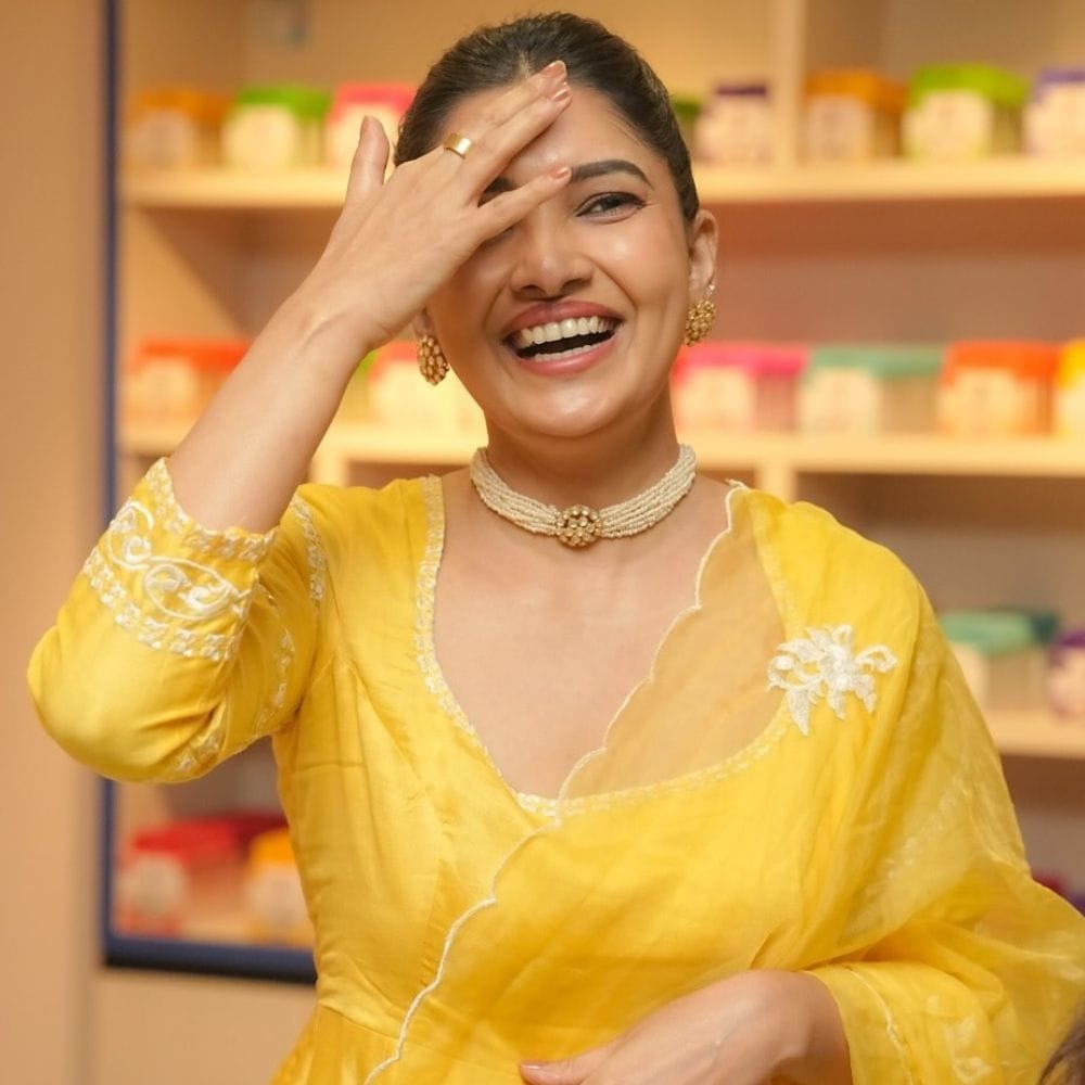 அந்த வகையில் இவருக்கு மக்கள் மத்தியதில் மிகுந்த பிரபலத்தை கொடுத்த சீரியல்தான் தெய்வமகள். கடந்த 2013ம் ஆண்டு முதல் ஒளிபரப்பாக தொடங்கிய இந்த சீரியல், கிட்டத்தட்ட 5 ஆண்டுகளாக ஒளிபரப்பப்பட்டது. இதையடுத்து லட்சுமி வந்தாச்சு மற்றும் பிரேமா போன்ற தொடர்களிலும் நடிக்க ஆரம்பித்தார்.