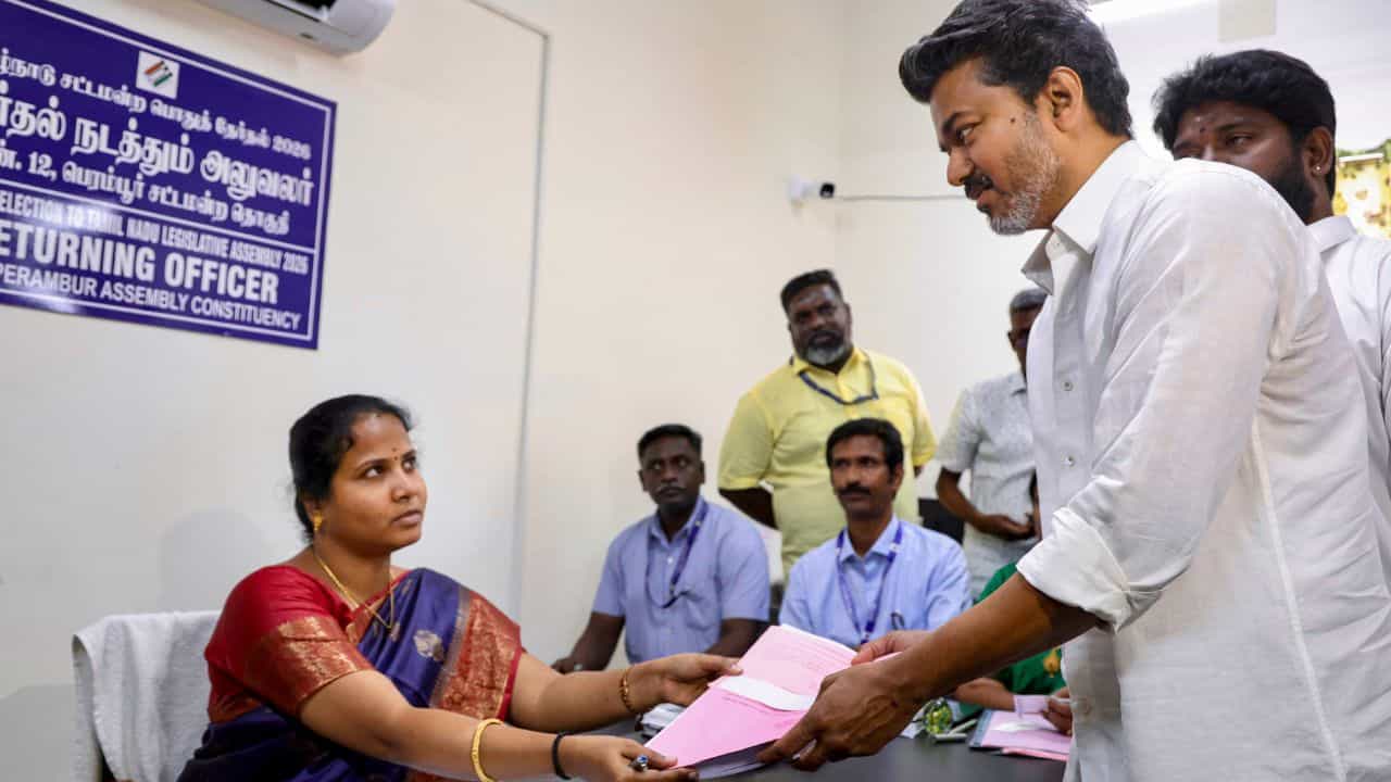 500 சவரன் நகை, சொகுசு கார்கள், ரூ. 1 கோடி வைரம்.. விஜய்யின் சொத்து மதிப்பு எவ்வளவு தெரியுமா?