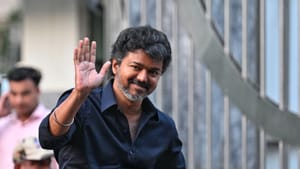 சிபிஐ விசாரணை – உற்சாகமாக கைகாட்டியபடி வெளியே வந்த விஜய் – வைரலாகும் வீடியோ சிபிஐ விசாரணை – உற்சாகமாக கைகாட்டியபடி வெளியே வந்த விஜய் – வைரலாகும் வீடியோ